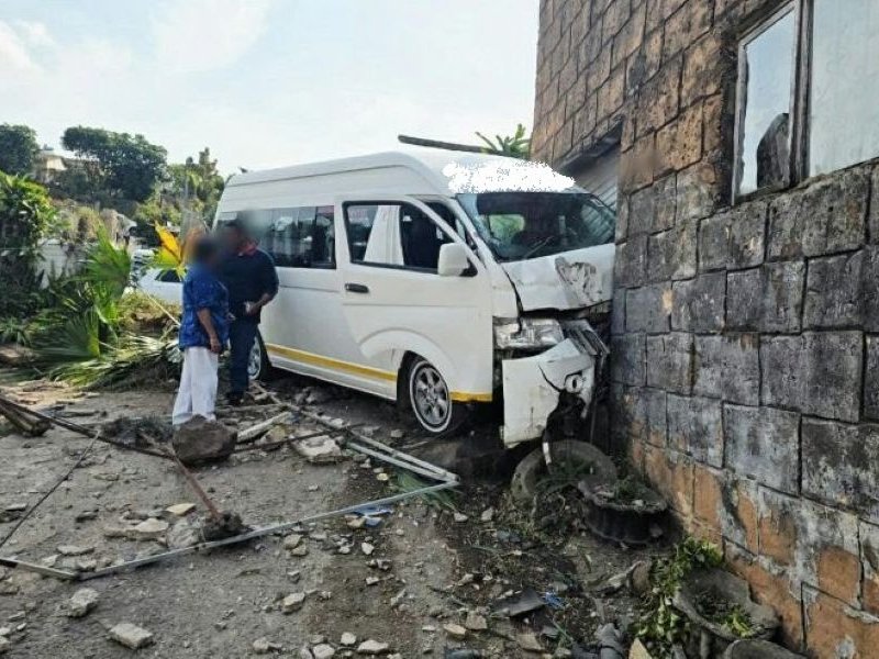 Overloaded scholar transport crashes near Chatsworth