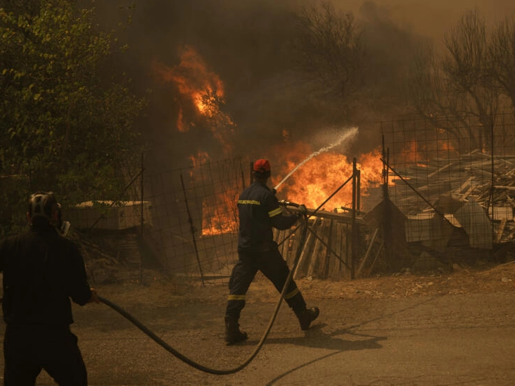 Athens suburbs burn as Greece calls on EU for help