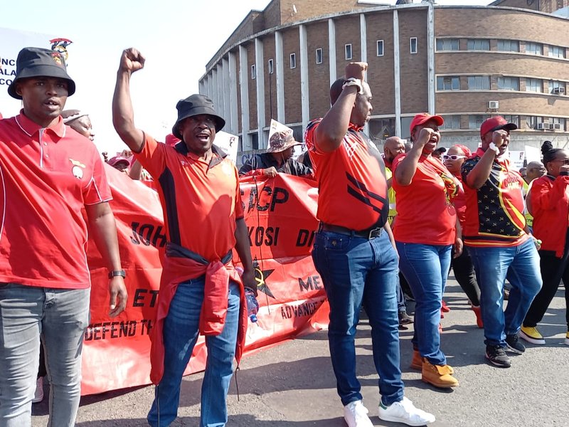 Workers stream to King Dinizulu Park ahead of shutdown march