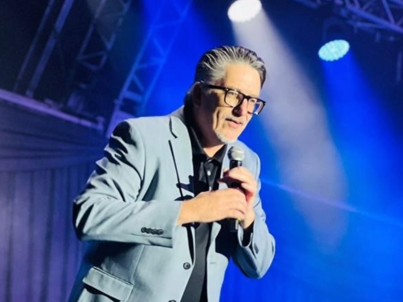 Darren Maule being the host of an incredible show this past Saturday evening at the Suncoast Globe.