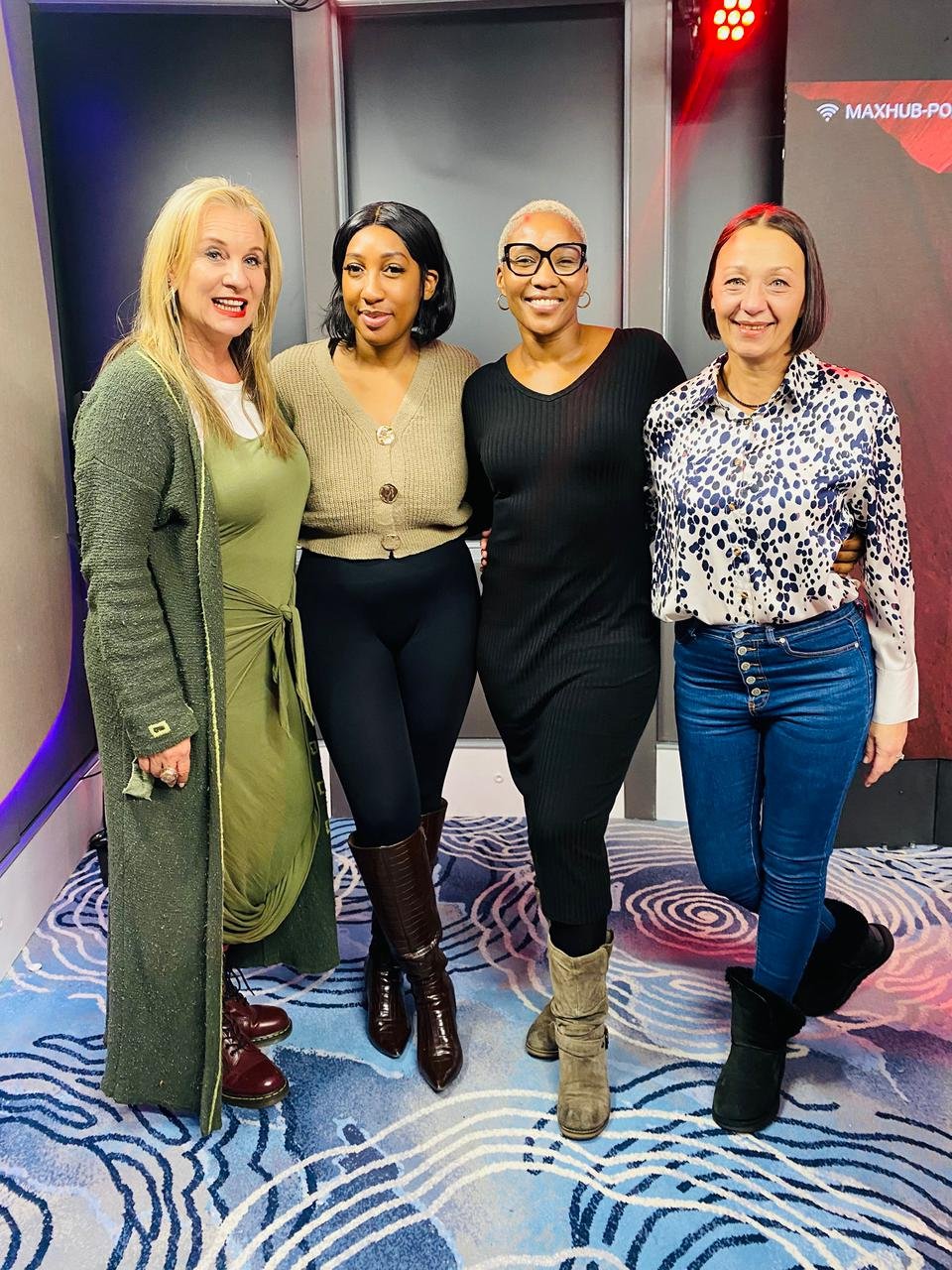 Mevrou Mevrou saam met Rozanne McKenzie en Thando Dlalisa (FOTO: Jacaranda FM)