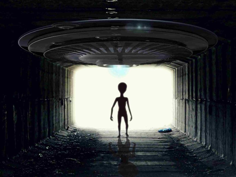 Alien arriving generic picture