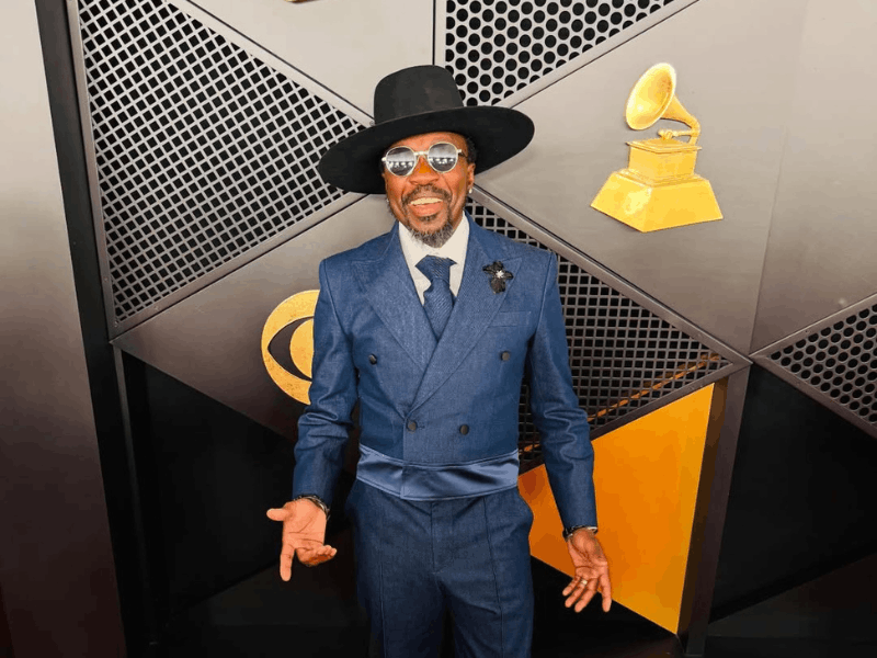 Anthony Hamilton posing on the Grammys red carpet