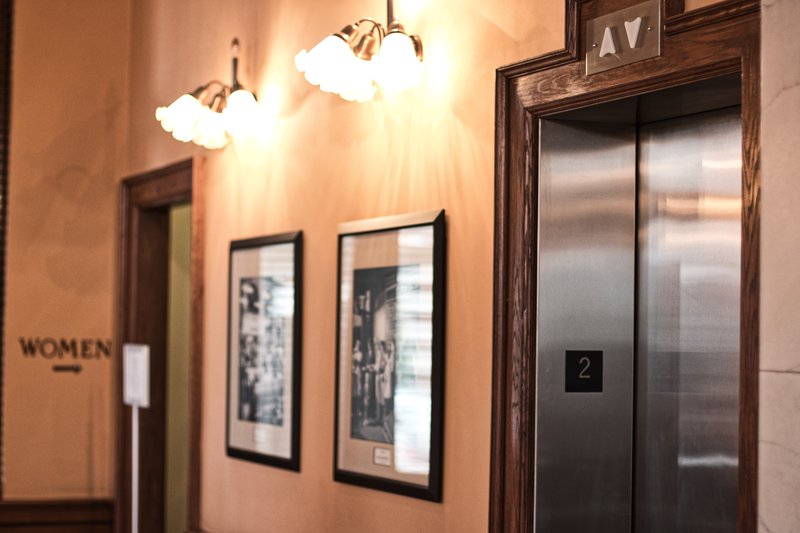 Gold chandelier at elevator / Pexels