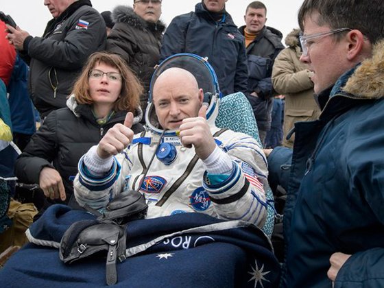 US< Russian astronauts return to Earth 