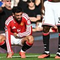 Manchester United captain Bruno Fernandes hunched