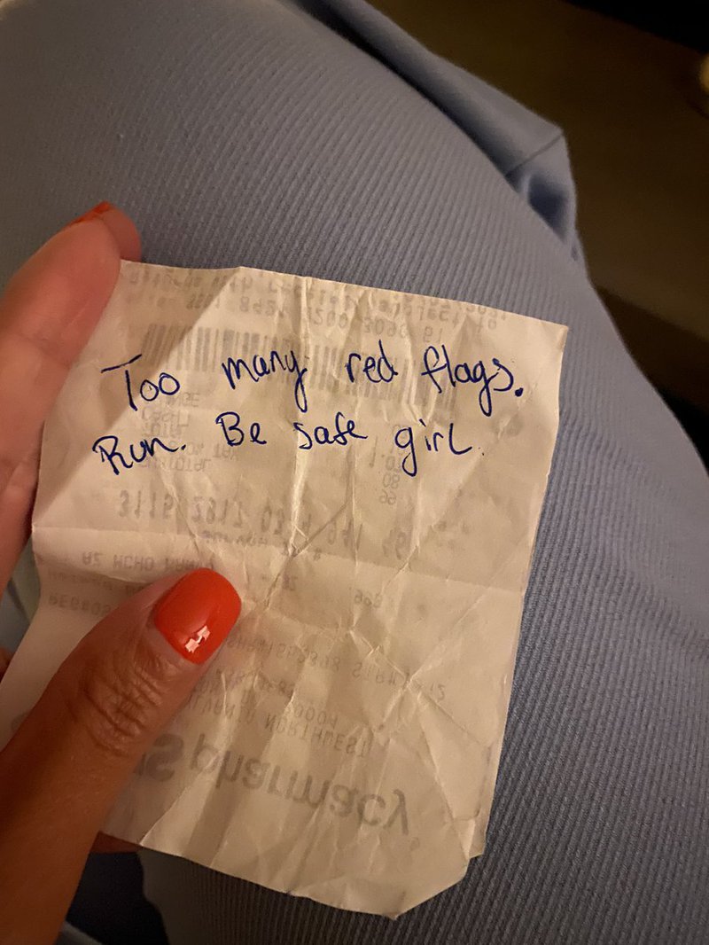 SEE: A guy slips a woman a note: "Too many red flags. Run. Be Safe girl" while her date goes to the bathroom