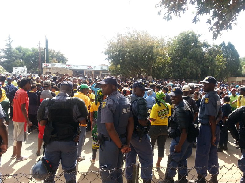 Crowd outside Coligny Magistrate's Court_jacanews