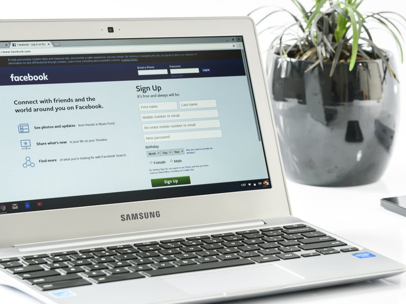 laptop facebook home