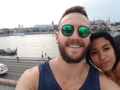 Couple's hilariously scary selfie goes viral!