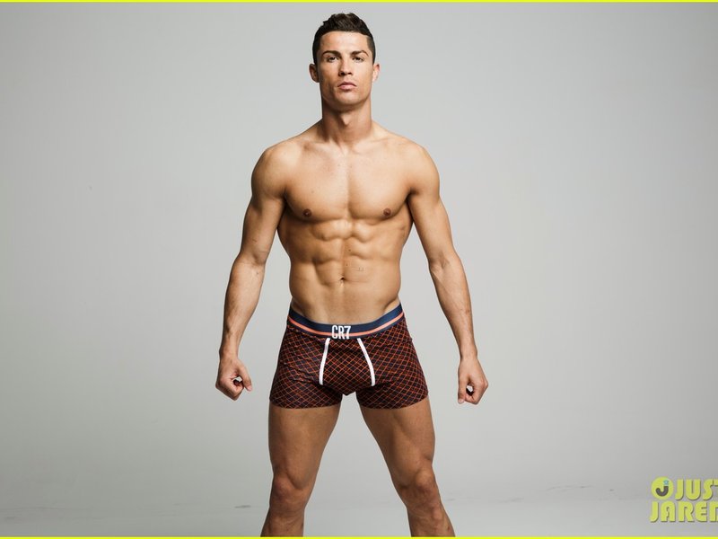 cristiano-ronaldo-reveals-unretouched-underwear-ad-images-03.jpg
