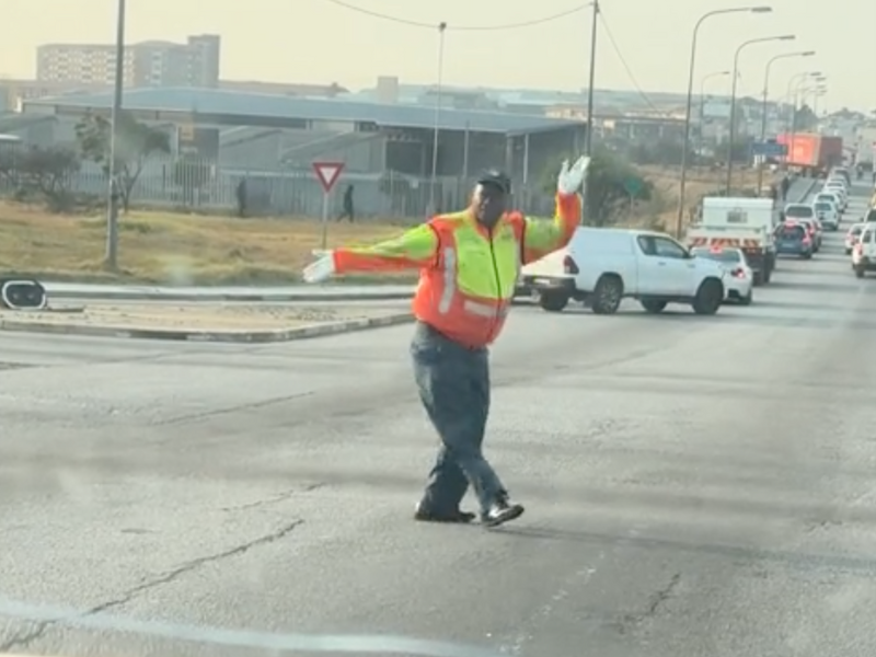 VIDEO: SA traffic officer entertains drivers with impressive dance moves!