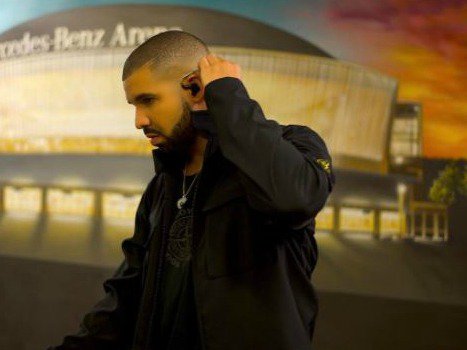 Drake Signs: Debuted New Song At The Louis Vuitton Fashion Show