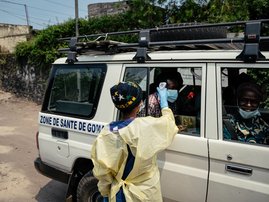 Healthcare worker in DRC screening for Ebola