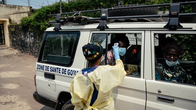 Healthcare worker in DRC screening for Ebola