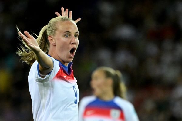 England's forward #09 Beth Mead reacts during the UEFA Women's Euro 2025 Group D football match between France and England