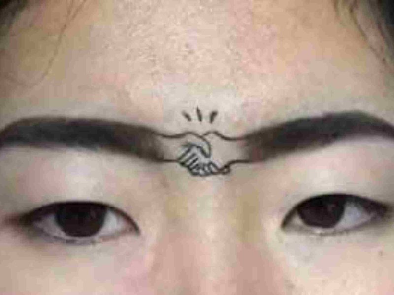 Eyebrow with graphic in the middle