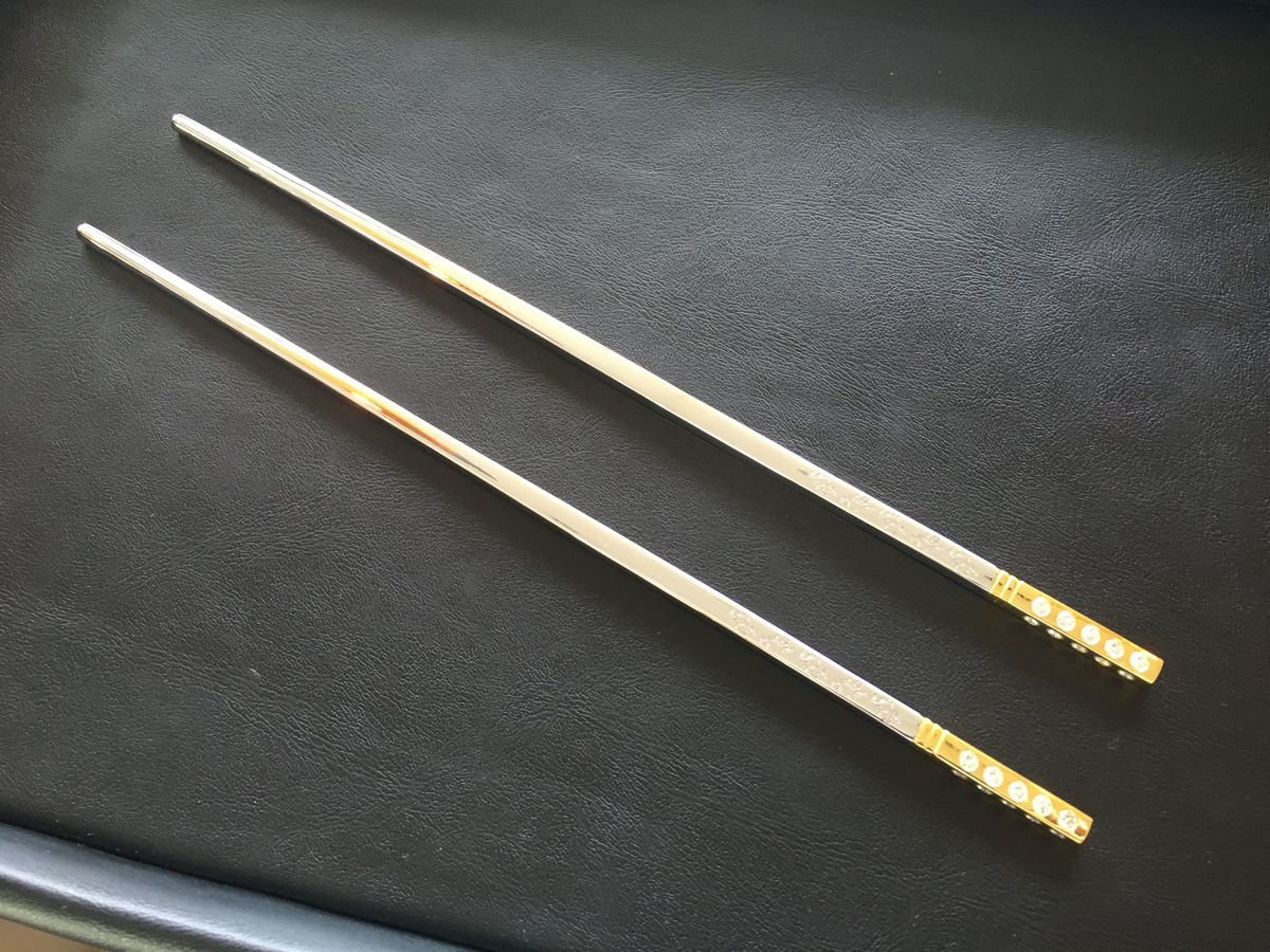 gold diamond chopsticks worth R226 000  - pic 1