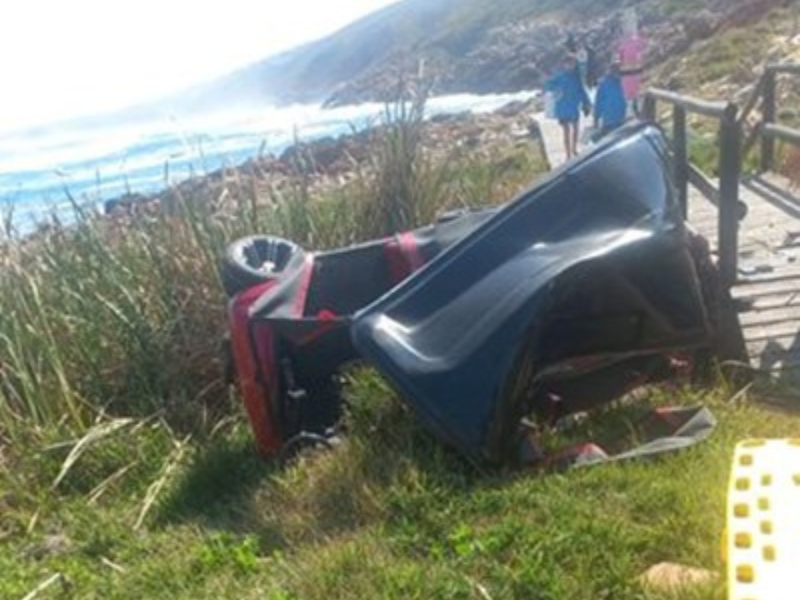 VIDEO: Golf cart flies through fence after brake failure