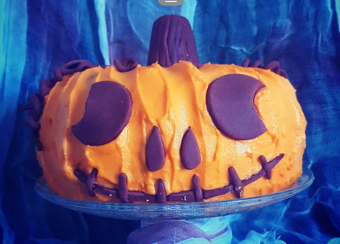 Halloween themed pumpkin cake (single use)