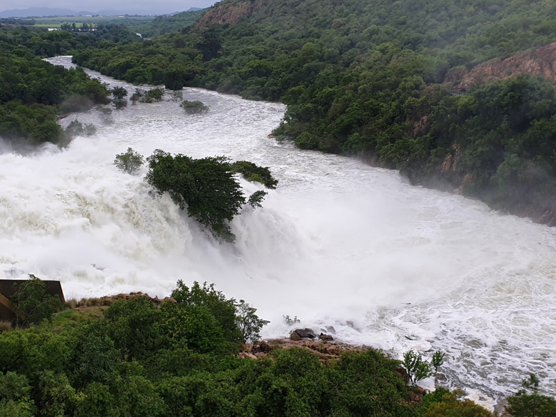 Hartbees dam overflowing