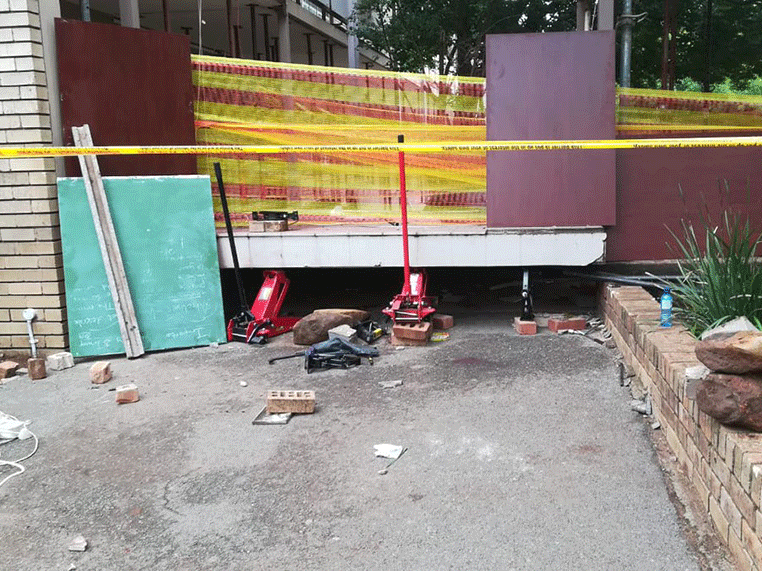 Walkway collapse -  #HöerskoolDriehoek
