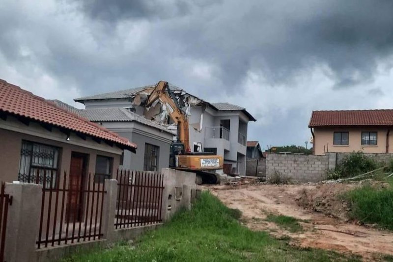 [WATCH] Scorned businessman demolishes mansion built for ex-lover