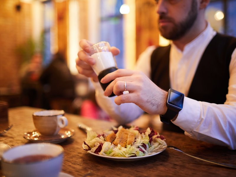 Eating supper early can help reduce blood sugar levels and even reduce fat