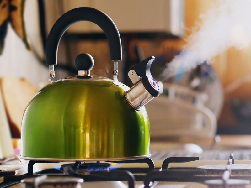 Inbreker sterf na vrou hom met kookwater gooi