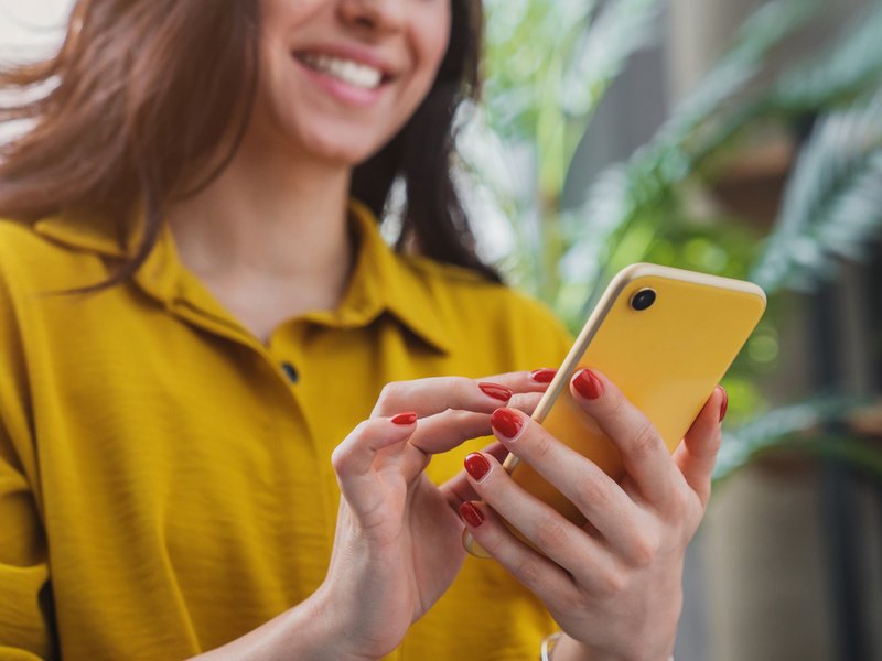 VIDEO: How to correctly hold your phone to reduce pain