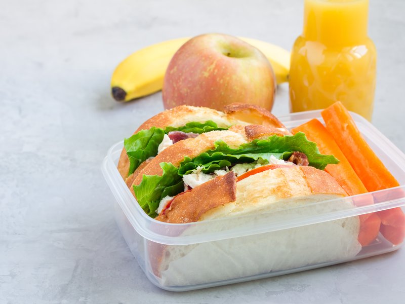 Lunchbox with chicken sandwiches / iStock