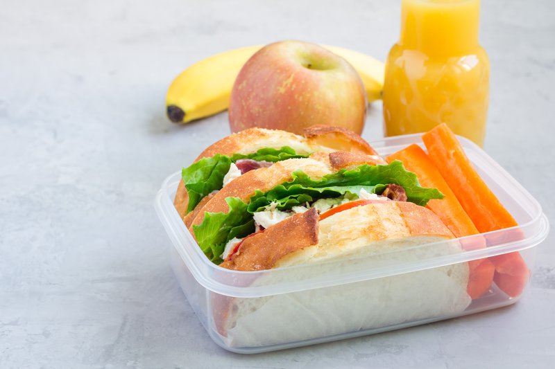 Lunchbox with chicken sandwiches / iStock