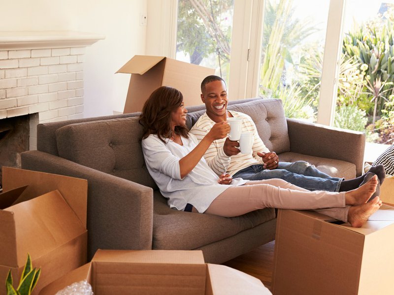 ¿Deberían las parejas vivir juntos antes de casarse? IStock-_couple_moving_in_living_room_boxes.width-800