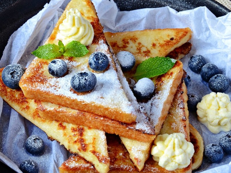 French toast with blueberries