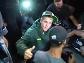 image justin bieber running over paprazzi