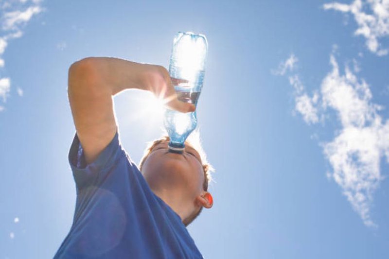 child drinking water during heatwave generic image