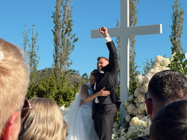 'Troue van die jaar': Hier is Dricus du Plessis en Vasti se troufoto's