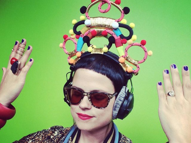 jane_earphones.jpg