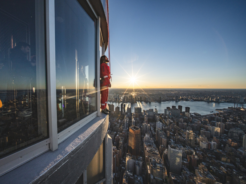 VIDEO: Oscar-winning actor shows injuries after first to climb Empire State building