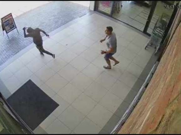 There was a thief pondering his bad luck after he was caught shop-lifting by fleet-footed former Springbok centre Jean de Villiers in a Paarl shop.