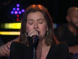 WATCH: Kelly Clarkson finally performs most requested song during show finale