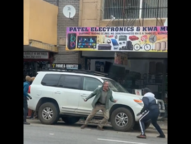 WATCH: Man scares off gang with a knife in Klerksdorp