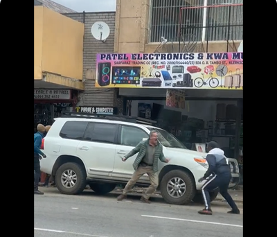 WATCH: Man scares off gang with a knife in Klerksdorp - Vimarsana News