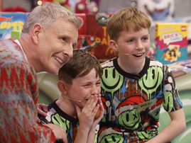 WATCH: Award-winning singer surprises his biggest fans