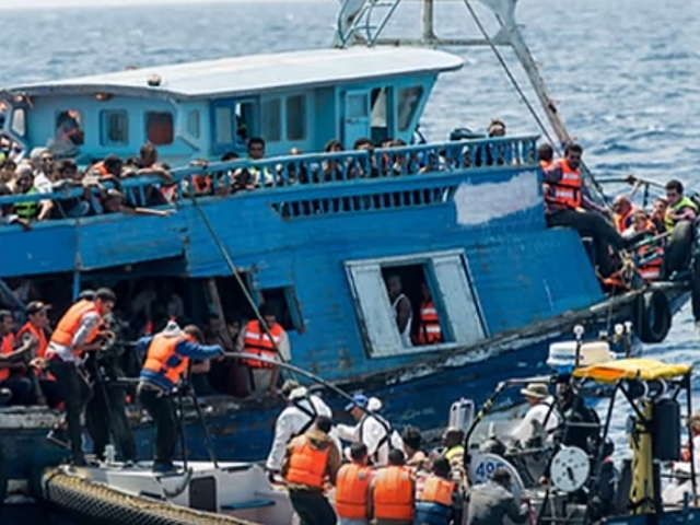 Dozens of migrants die as boat sinks off Libya