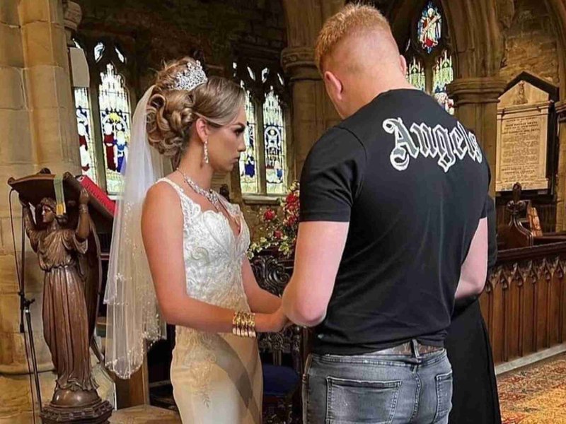Man wears jeans to his own wedding