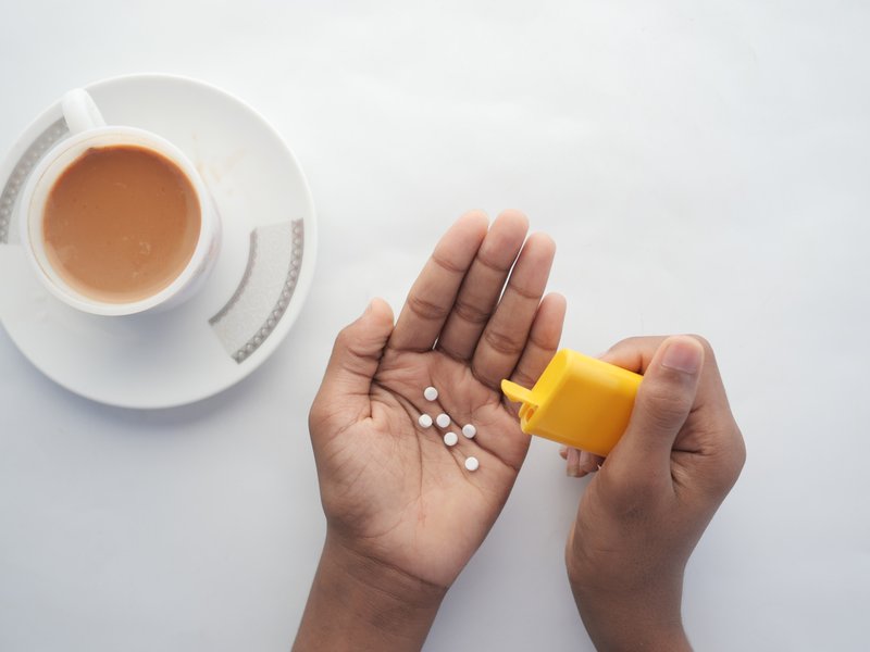 Man putting artificial sweetener in tea