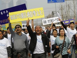 mh370-families-shout-slogans.jpg