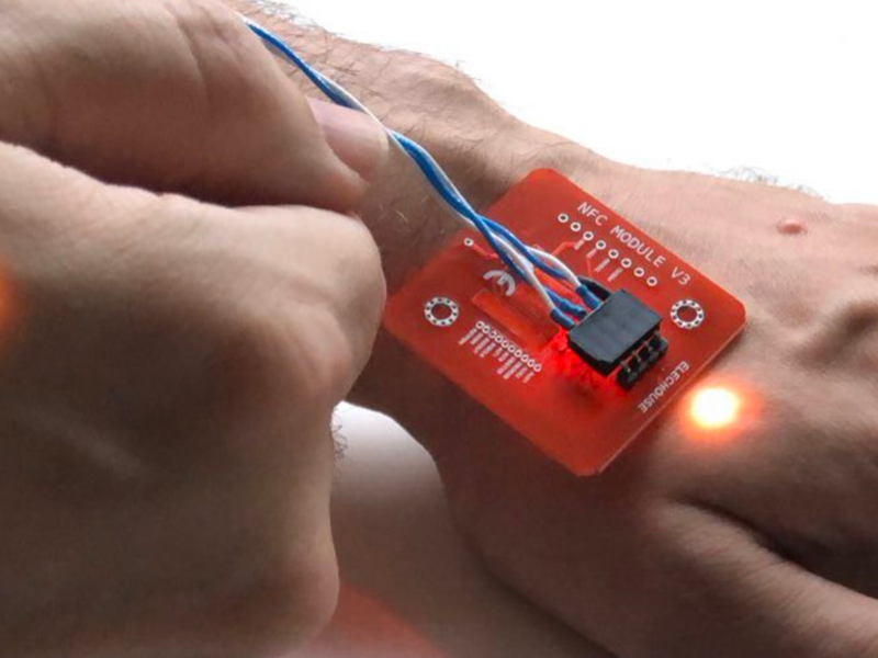 Mind-blowing! Are we ready for this microchip that lets you pay with your hand?