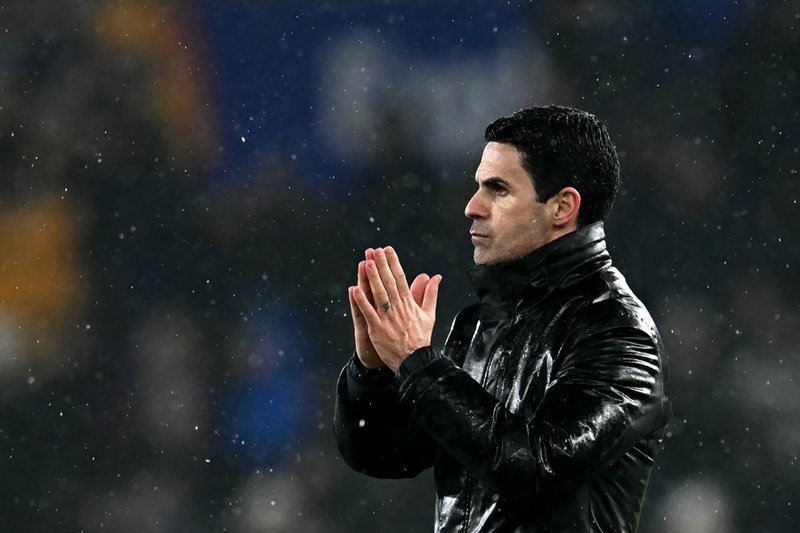 Arsenal coach Mikel Arteta applauds fans after Wolves draw